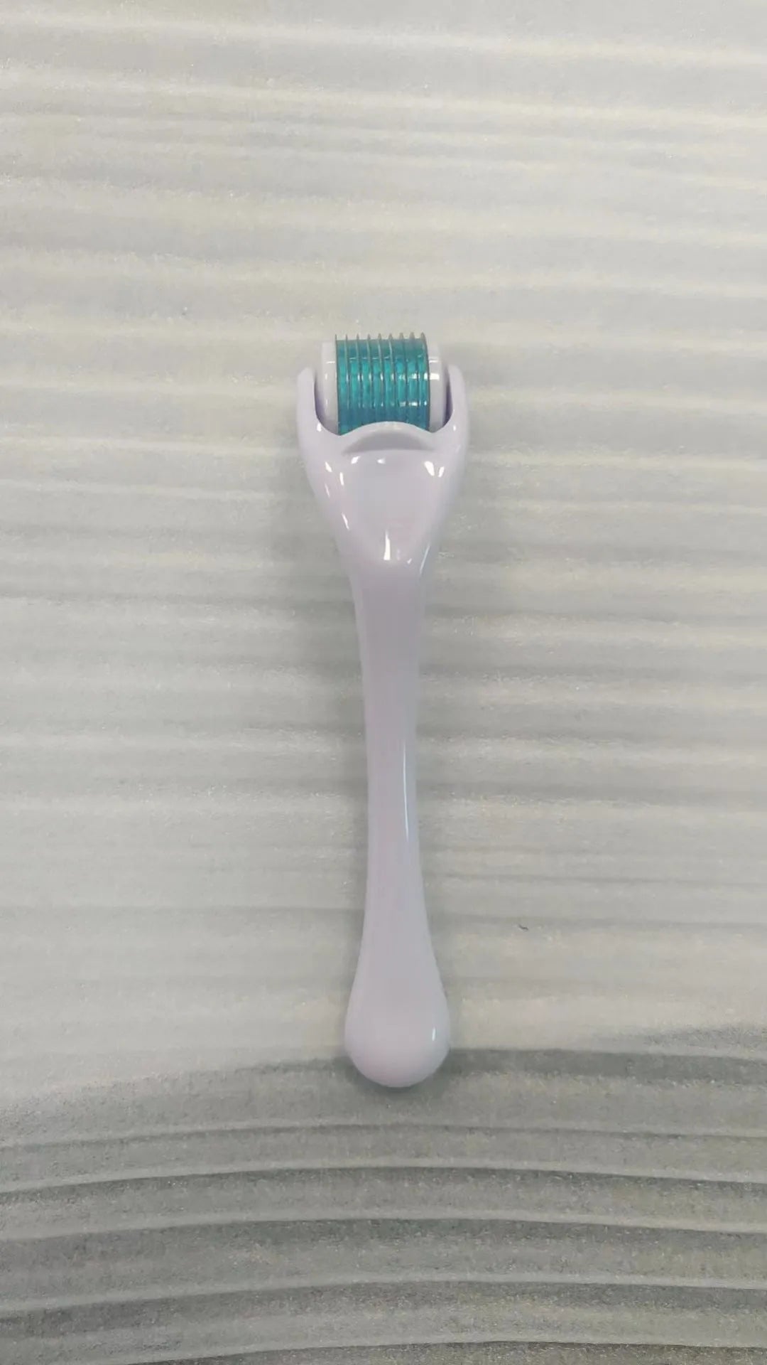 540 Micro Needle Roller device with mechanical font size display showing needle specification