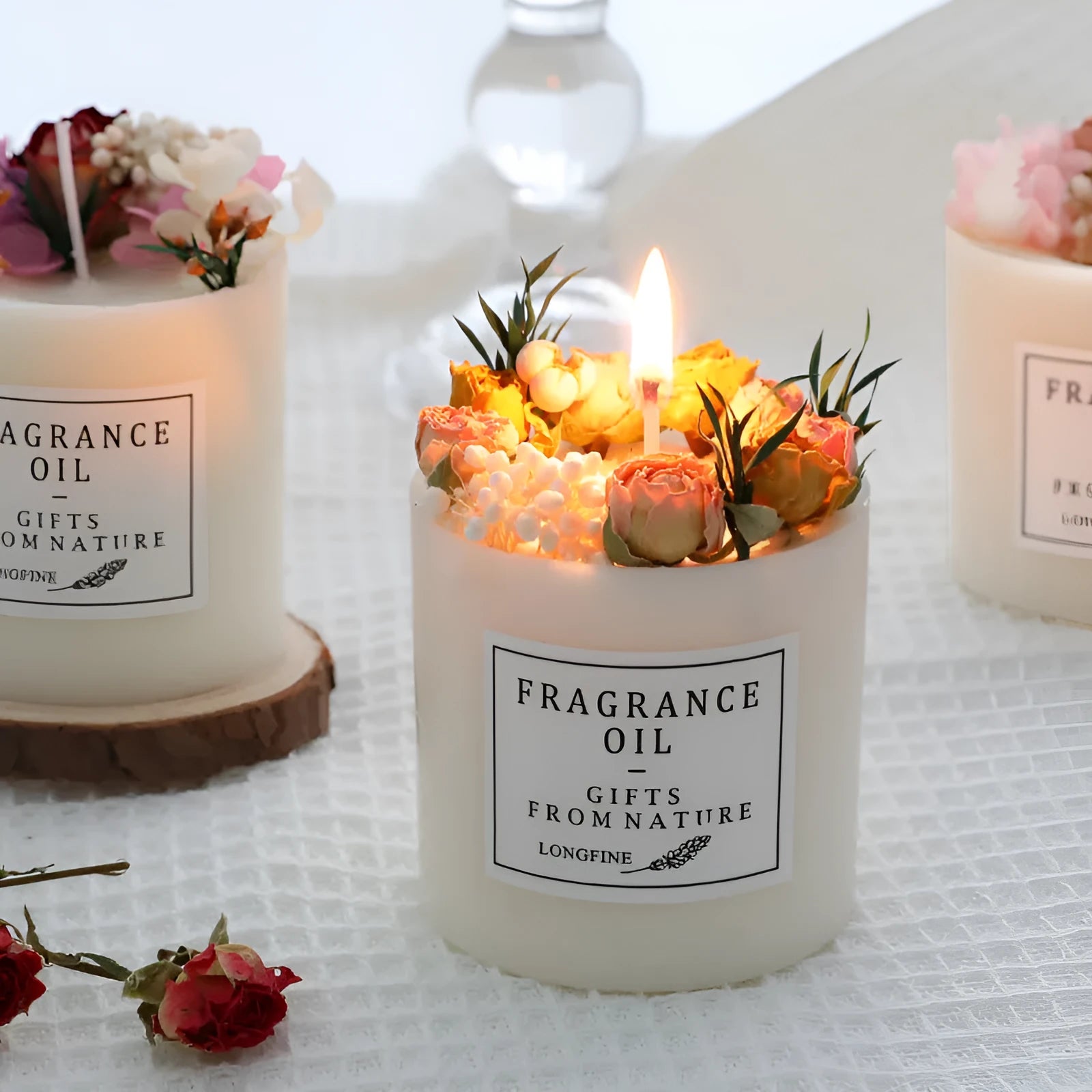 Aromatherapy candle with dried flowers decoration, showing gift box with wooden base and single candle options.