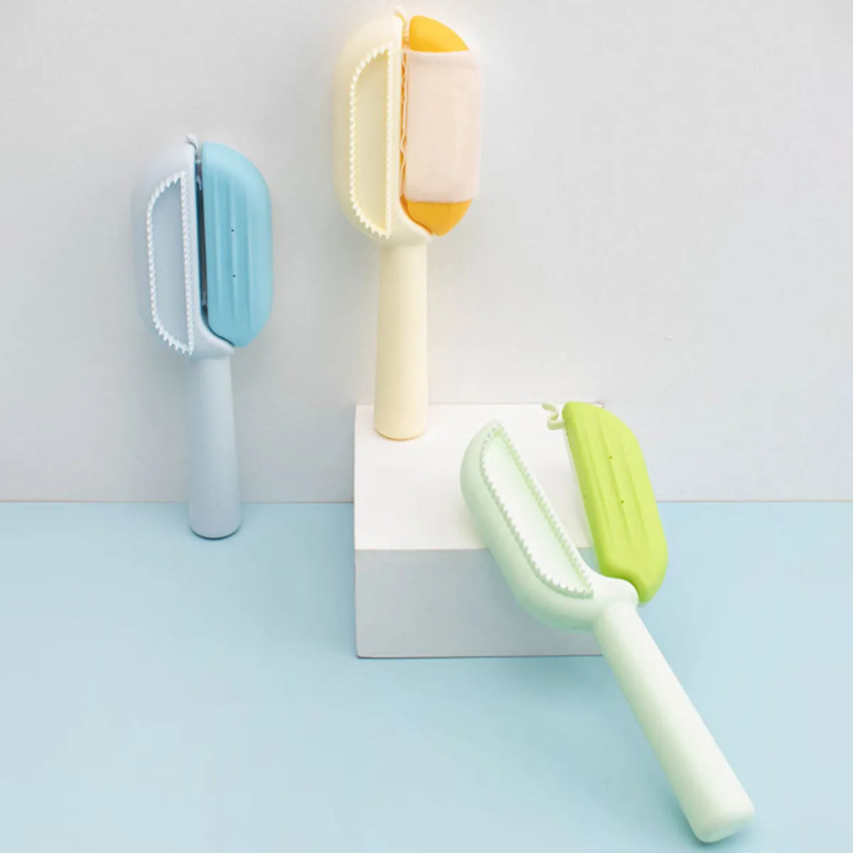 Pet grooming comb with water tank for dogs and cats in blue, green or yellow colours