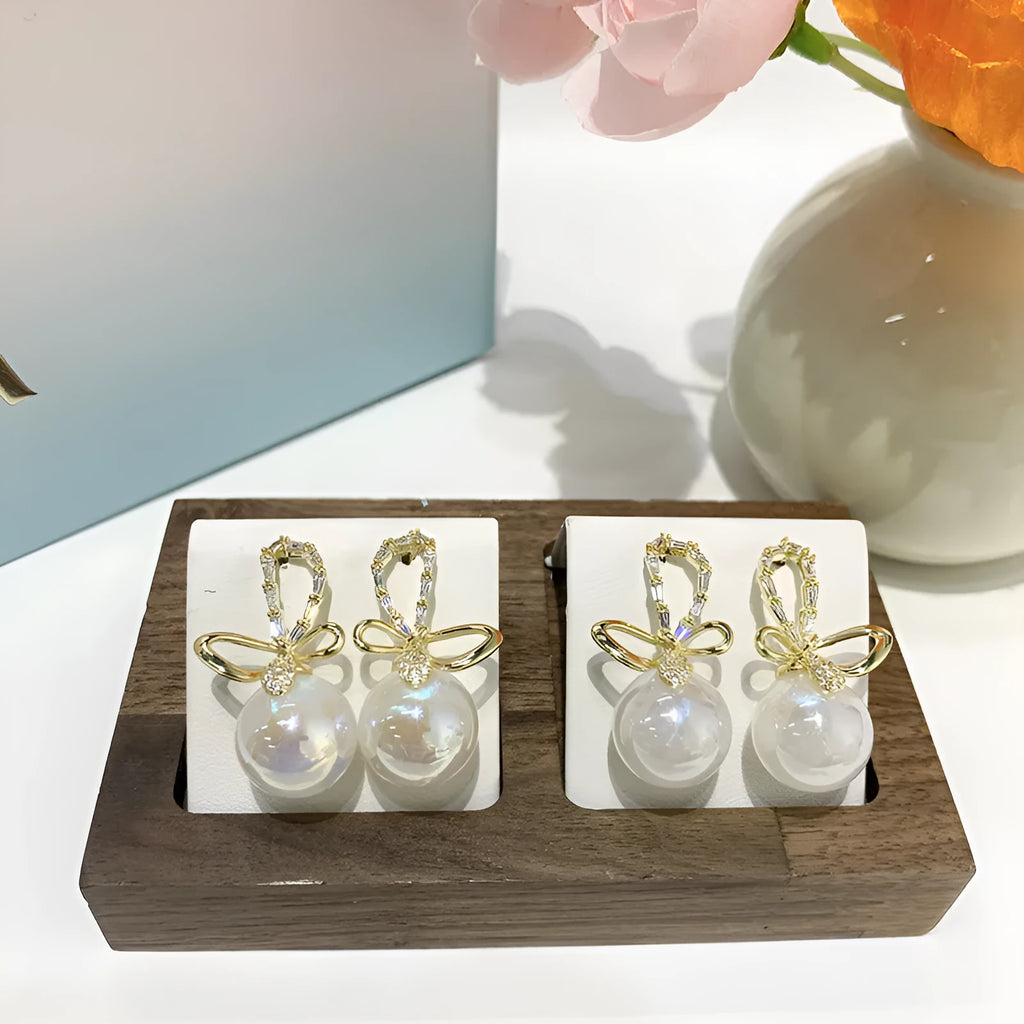 Pair of minimalist mermaid pearl earrings, each with a freshwater pearl drop on a gold-tone fish hook fitting, Style1