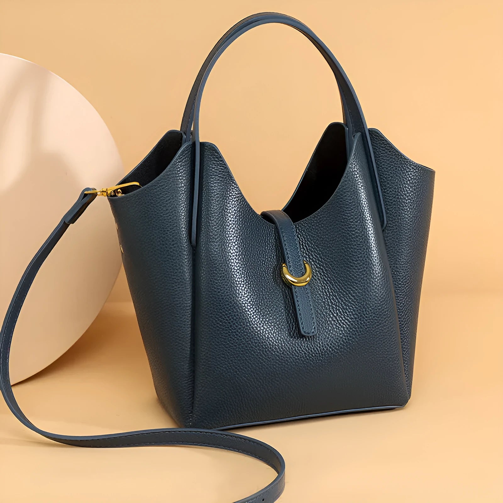 Genuine leather women's bucket handbag in retro style with large capacity and internal file organisation