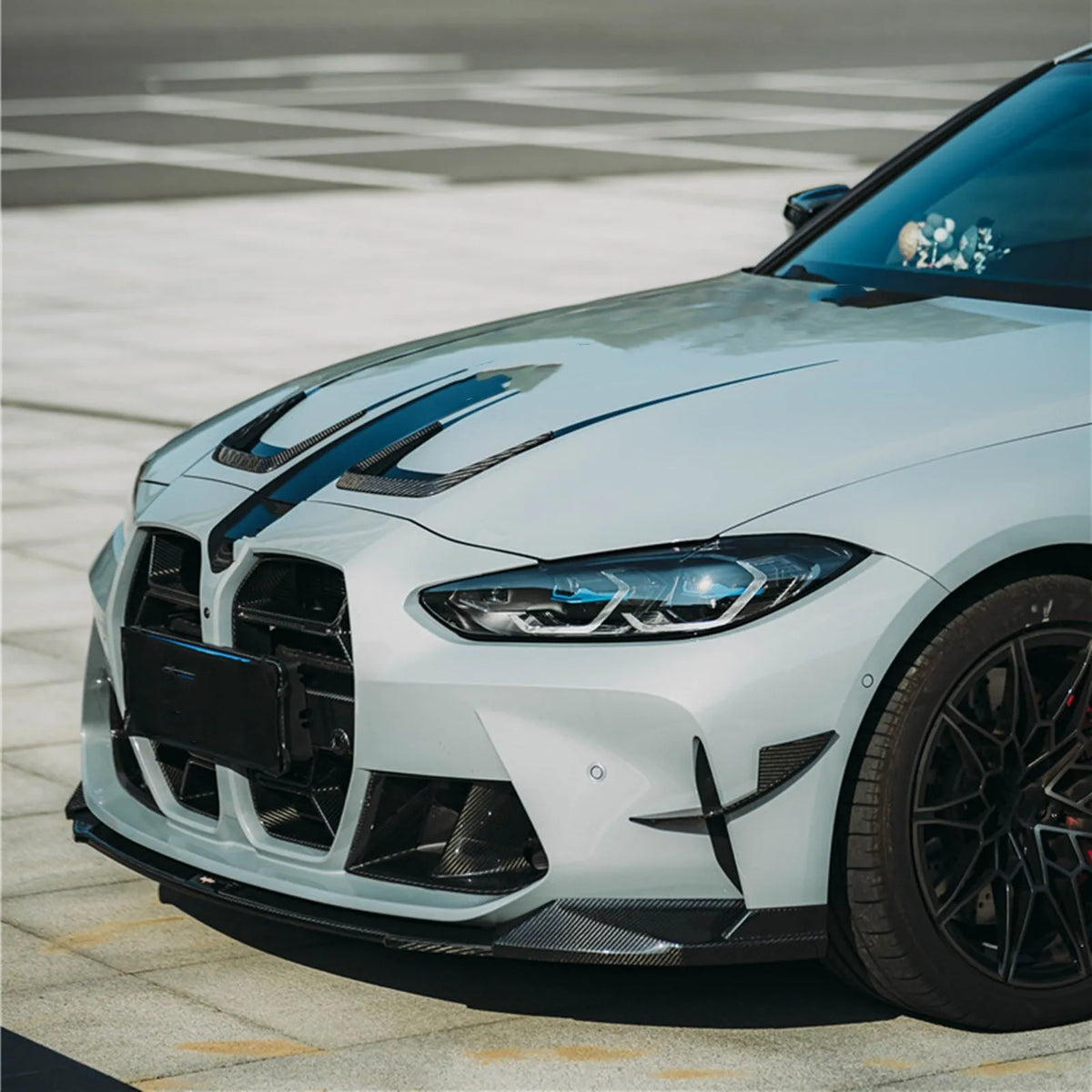 Dry carbon fibre front bumper grille for BMW M3 M4 G80 G82 models in black 3K weave.