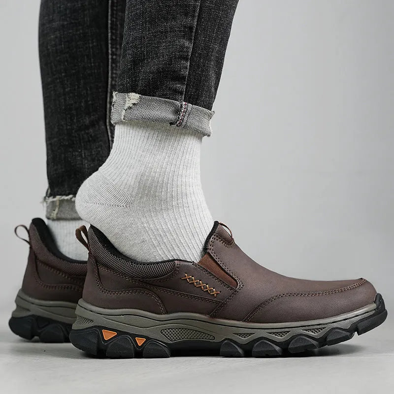 Men's black casual leather-look shoes with round toe and flat rubber sole.