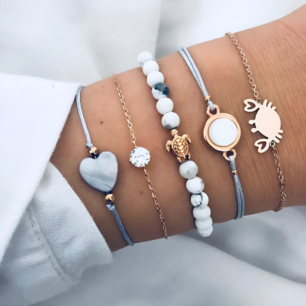Turquoise crab bracelet in gold-tone electroplated alloy with 17cm chain and 5cm extension