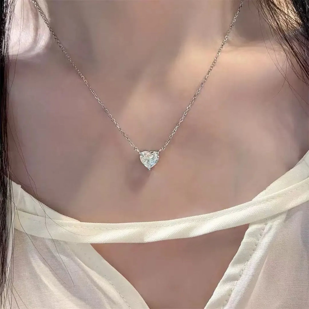 Silver-coloured women's necklace with heart-shaped pendant on copper chain