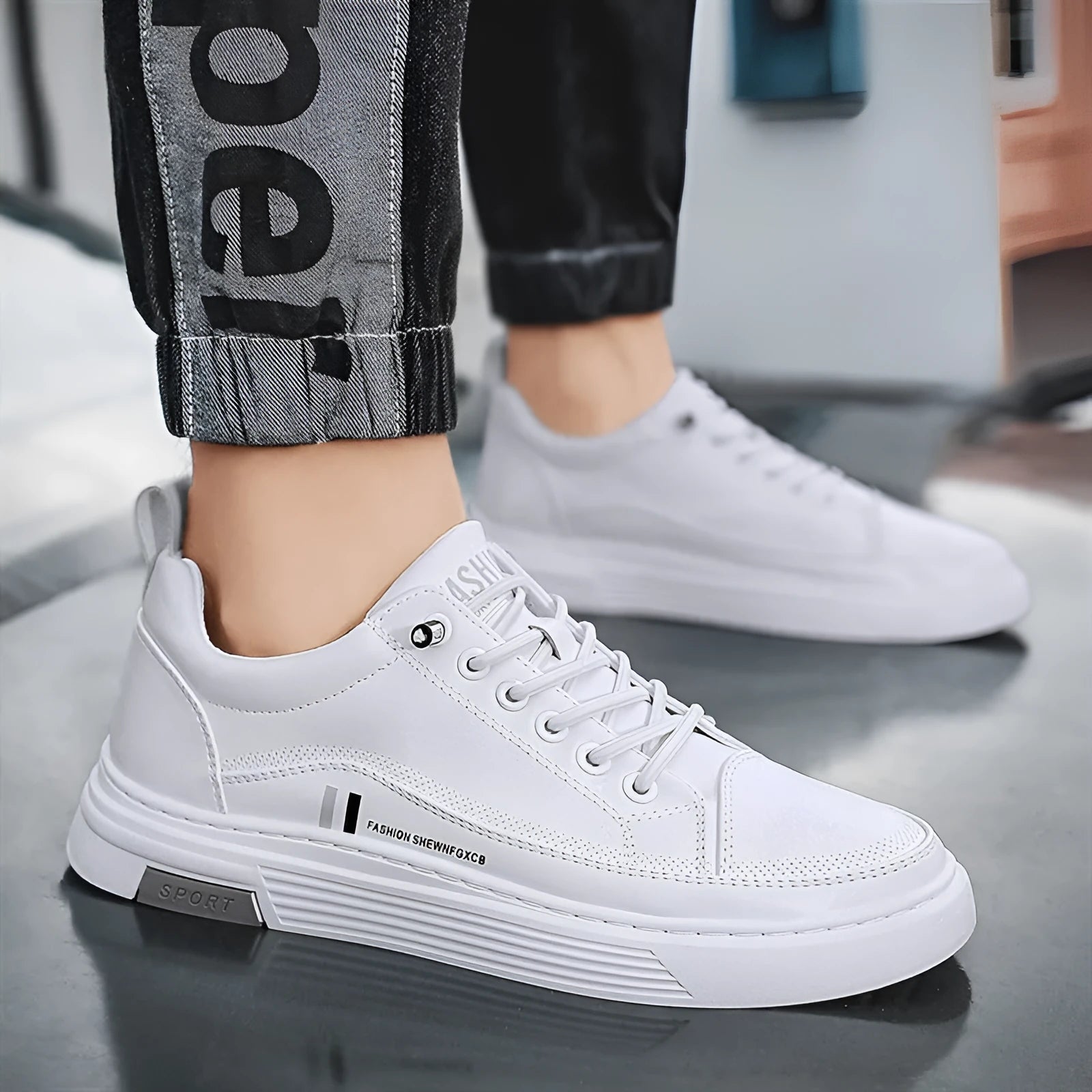 Men's low-top white skate shoes with elastic band and rubber sole