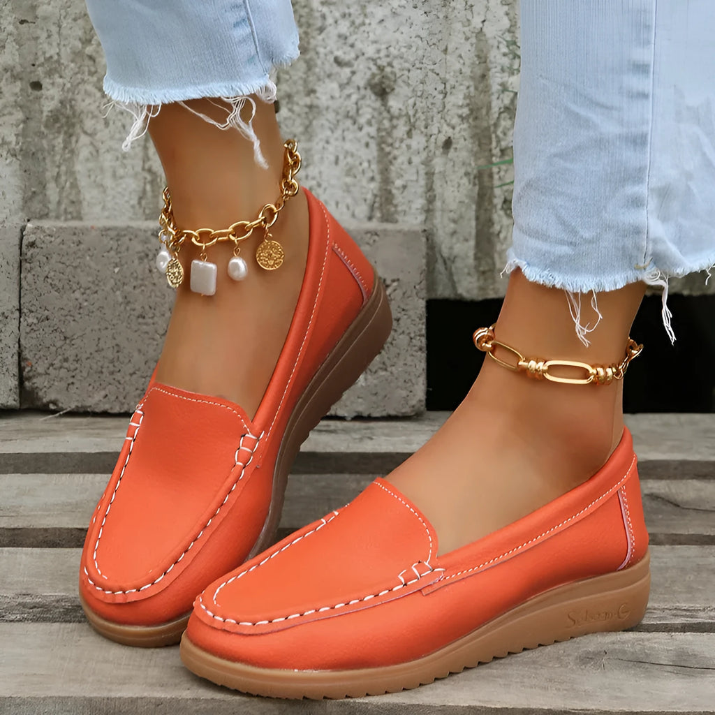 Women's flat loafers in PU leather with round toe and car stitch detail