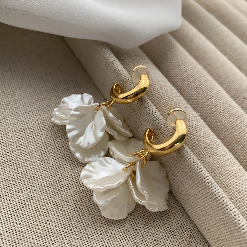 Tassel imitation pearl ear studs in colour ER2791 with silver needle fitting, geometric floral shape, electroplated finish