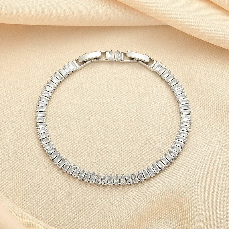 Rectangular brass bracelet with quadrilateral diamond pattern in gold or silver colour