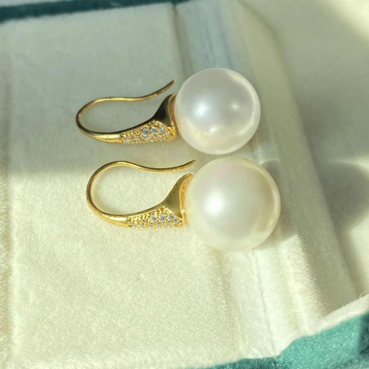 Women's geometric pearl earrings in fashionable OL style, Shell Pearls Eardrops option, one pair