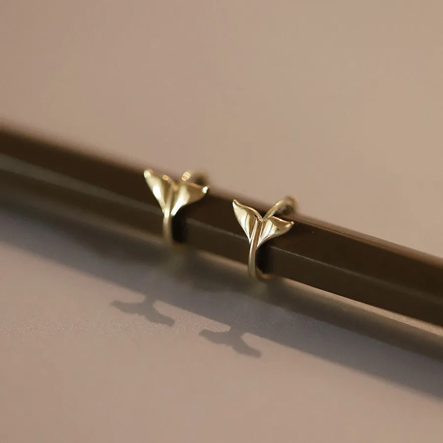 S925 sterling silver fishtail earring with 14k gold plating, showing 8mm inner diameter.