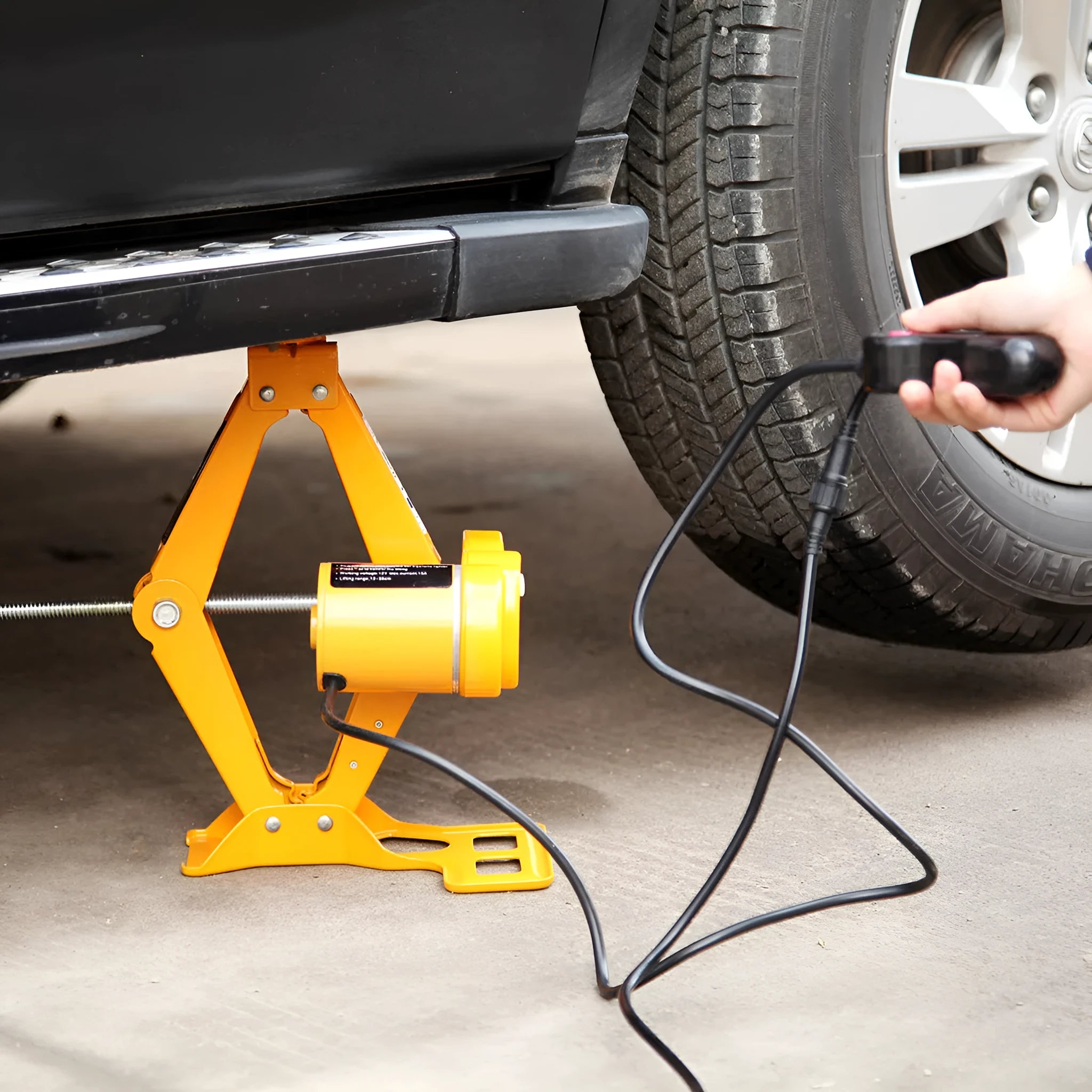 Electric hydraulic jack kit for vehicle mounting with 2 tonne capacity