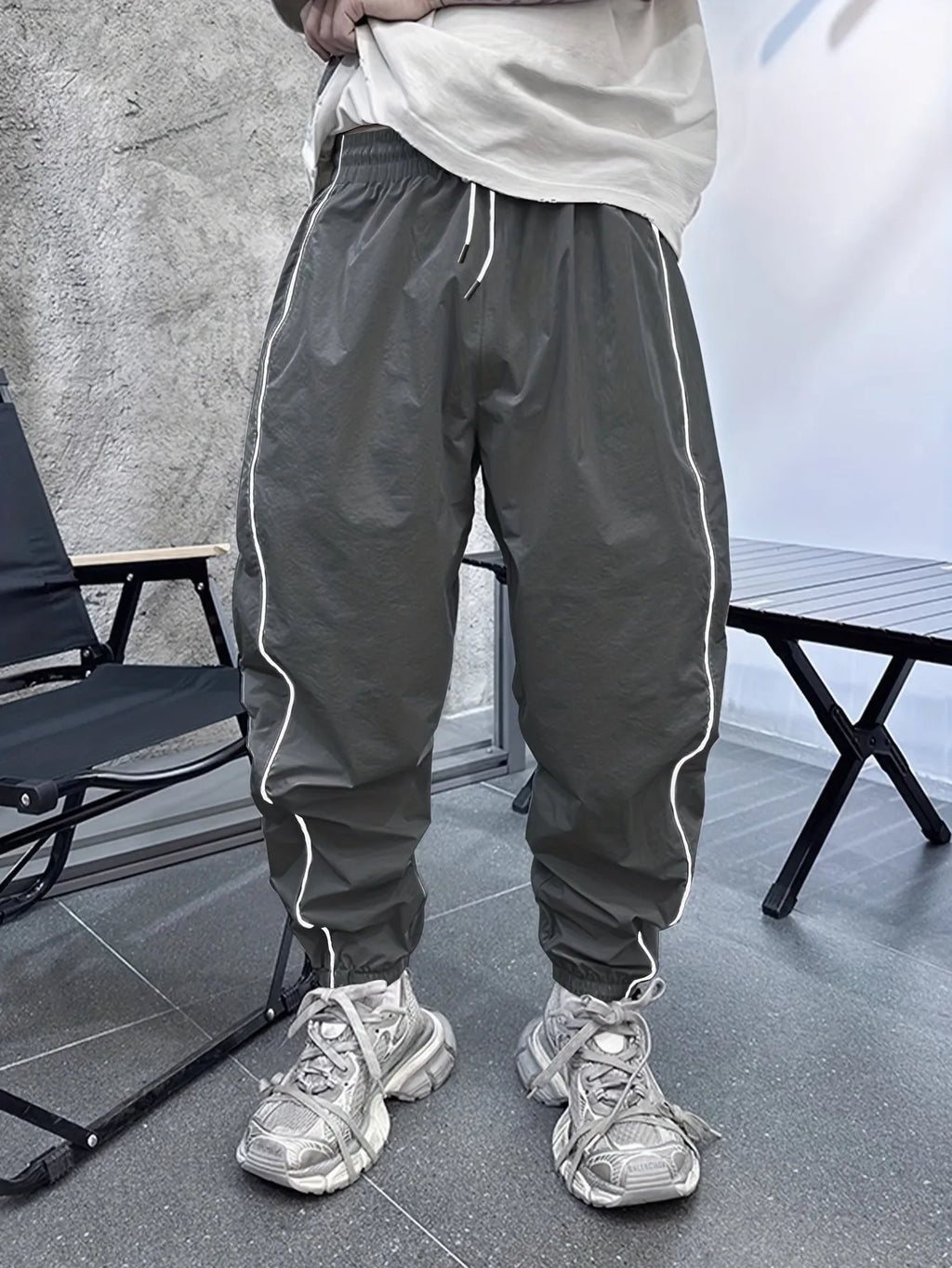 Man wearing loose-fit cropped casual trousers in bamboo fibre fabric, showing high elasticity and available colours.