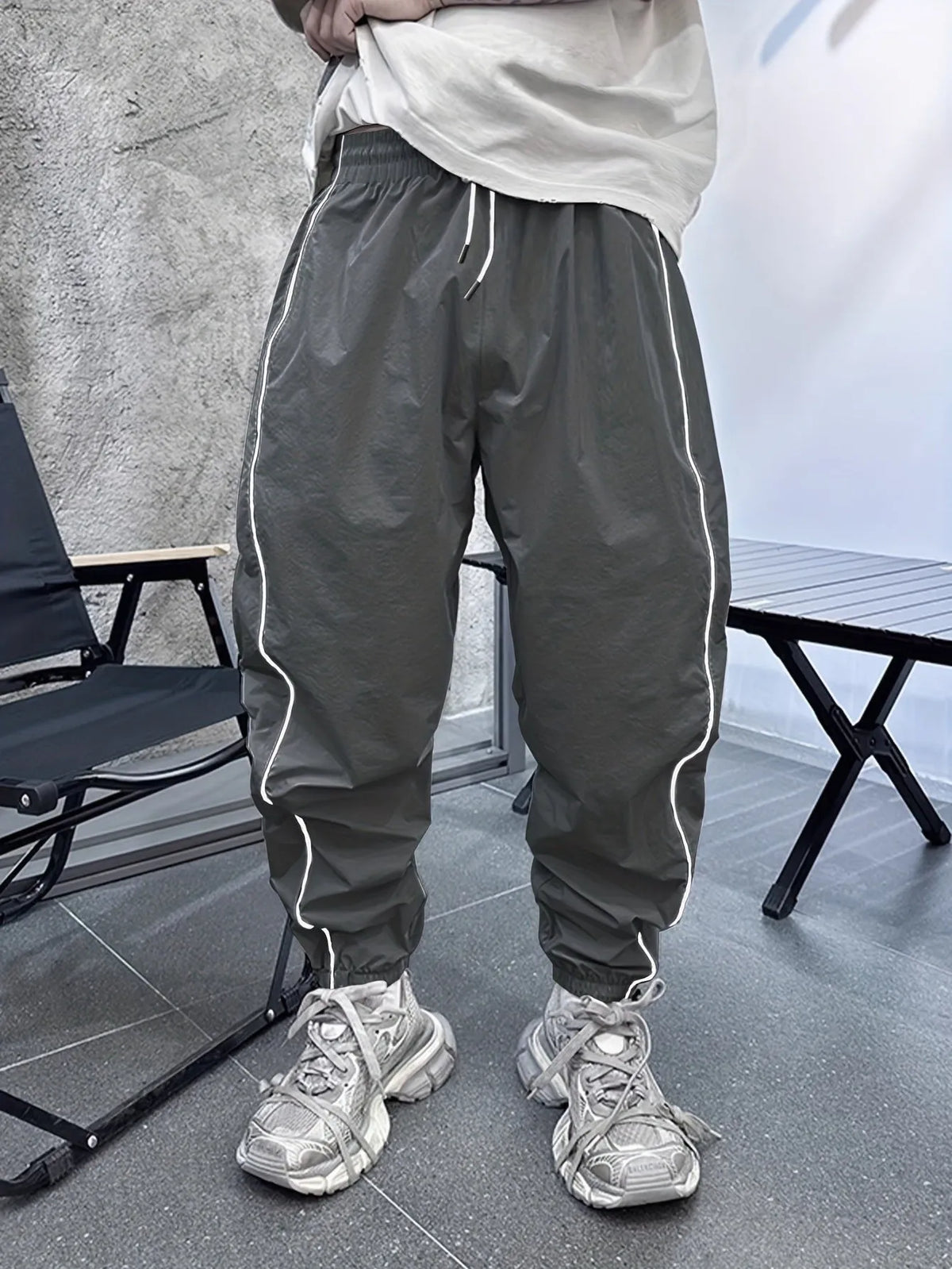 Man wearing loose-fit cropped casual trousers in bamboo fibre fabric, showing high elasticity and available colours.