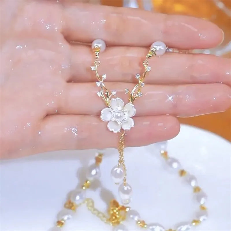 Women's alloy necklace with flower pearl pendant and floral decorative elements