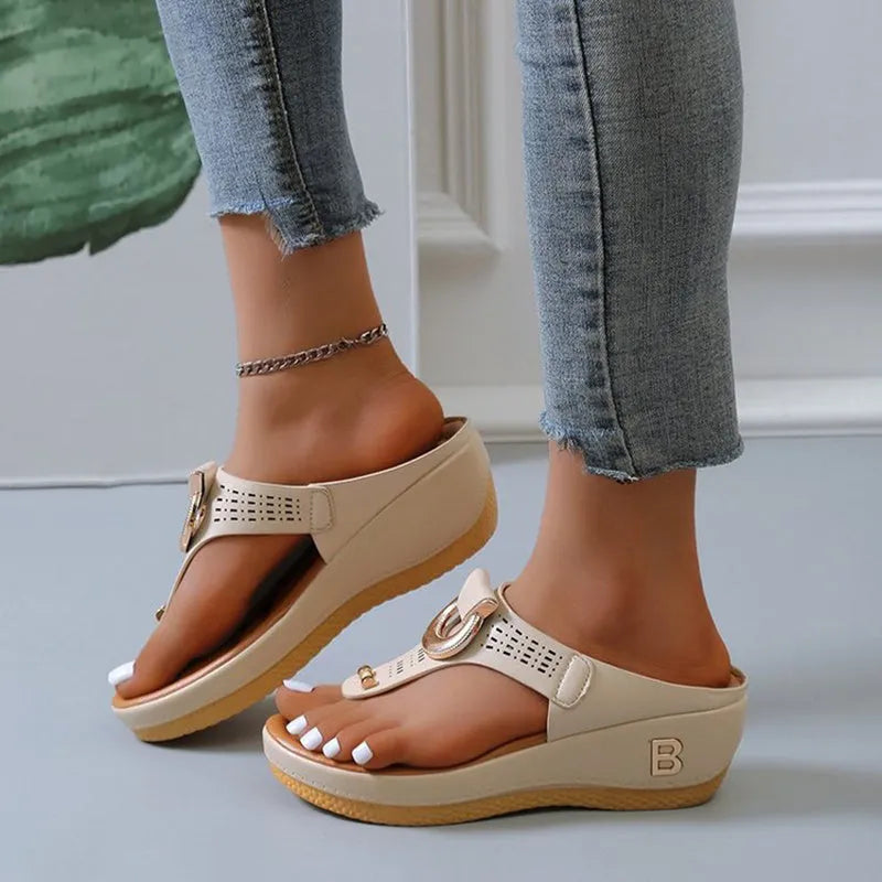 Women's thong sandals with metal decorative detail, wedge heel 3-5cm, PU upper, available in multiple colours
