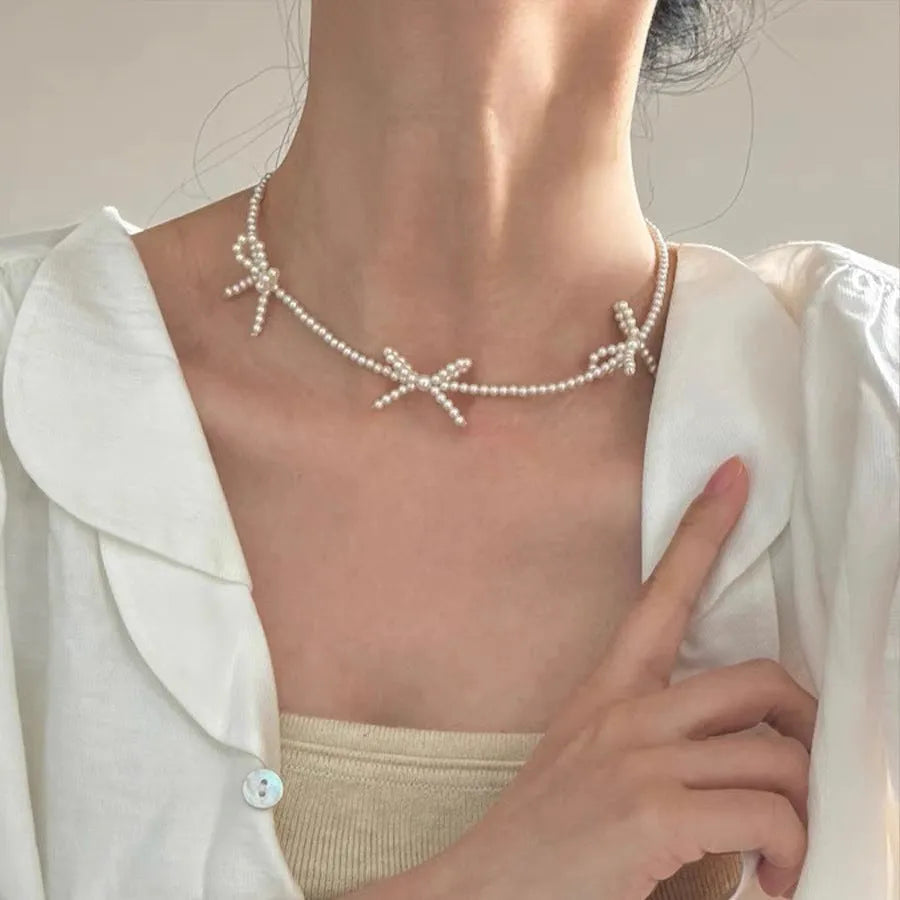 White bow pearl necklace with adjustable chain length from 31cm to 40cm
